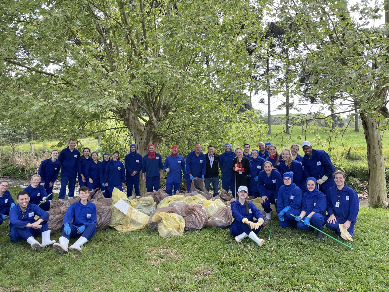 Voluntários da Aurora Coop engajados na preservação do meio ambiente em Erechim (RS)