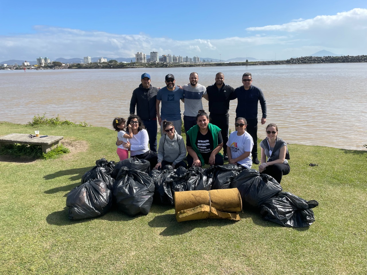 Voluntários da Aurora Coop engajados na preservação do meio ambiente em Itajaí (SC)