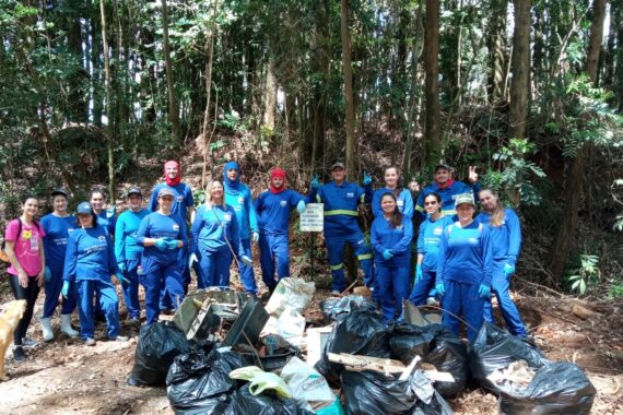 Voluntários Aurora Coop em mutirão de limpeza