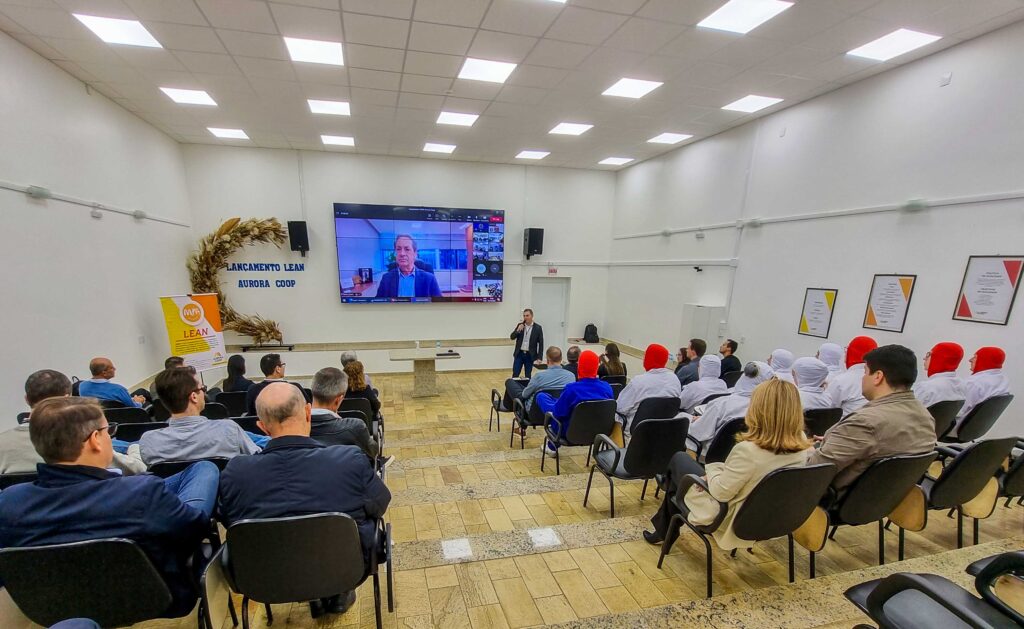 Participantes do evento comemoram o início de uma nova fase na Aurora Coop.