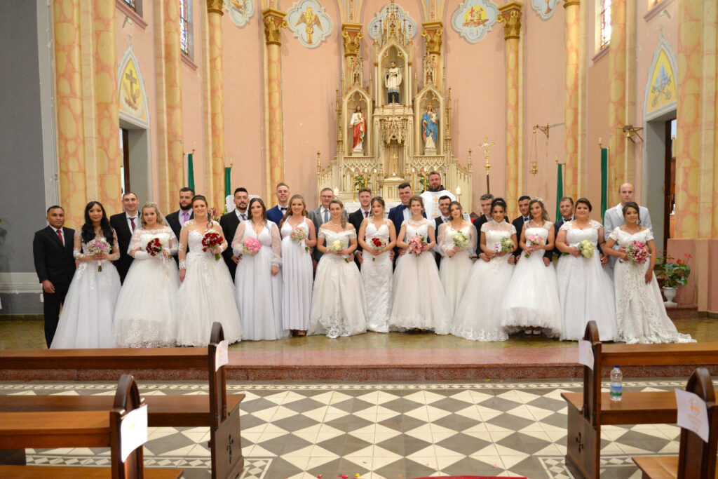 Casais que participaram da cerimônia católica na Igreja Matriz São Luiz Gonzaga (Foto: divulgação Aurora Coop).