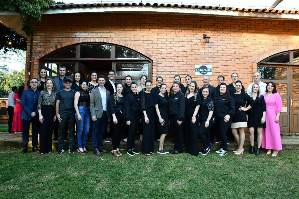 Equipe da FALB e da Aurora Coop com os voluntários (Foto: divulgação Aurora Coop).