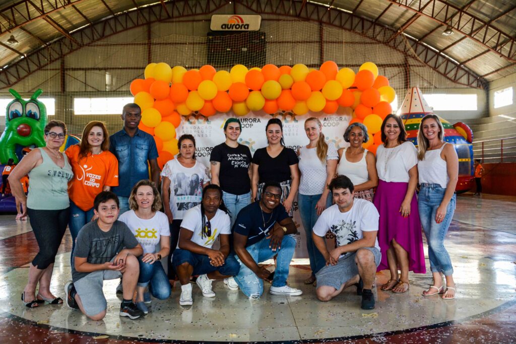 Equipe da Aurora Coop, da FALB e voluntários.