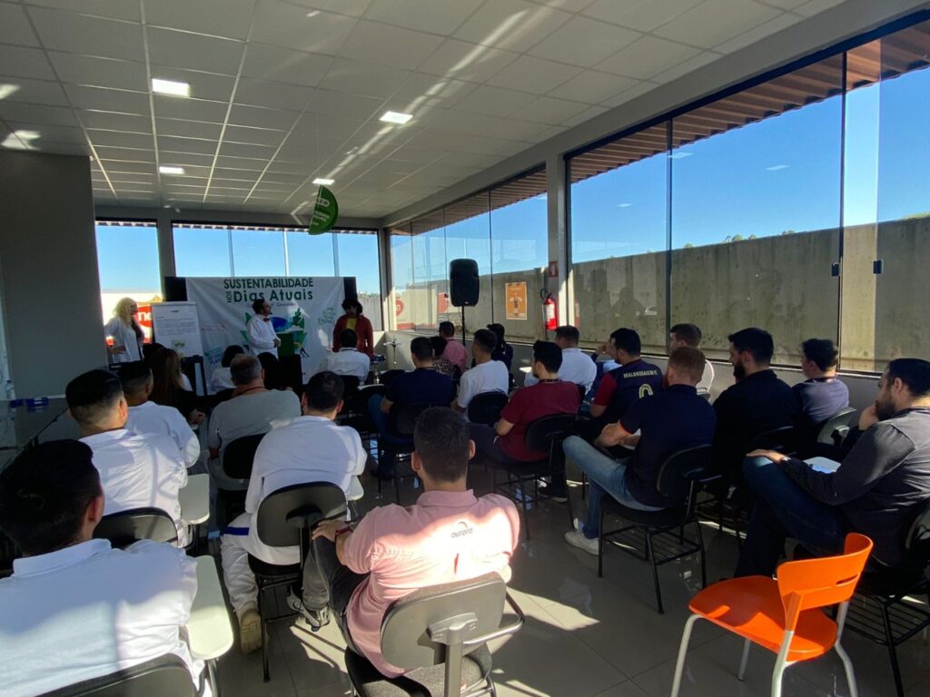 Colaboradores do Incubatório de Ibiaçá participaram da apresentação realizada no município (Foto: divulgação FALB/AURORA COOP).