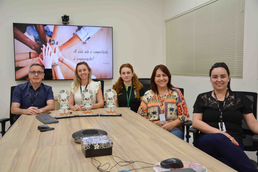 Presidente Oscar Trombeta, educadora ambiental Darcivana Squena, professora de dança (Vozes do Corpo) Caroline Vieira, diretora administrativa Sonara Bergamo Ramos e a coordenadora do Programa Amigo Energia Débora Mendes Carvalho (Equipe da FALB).