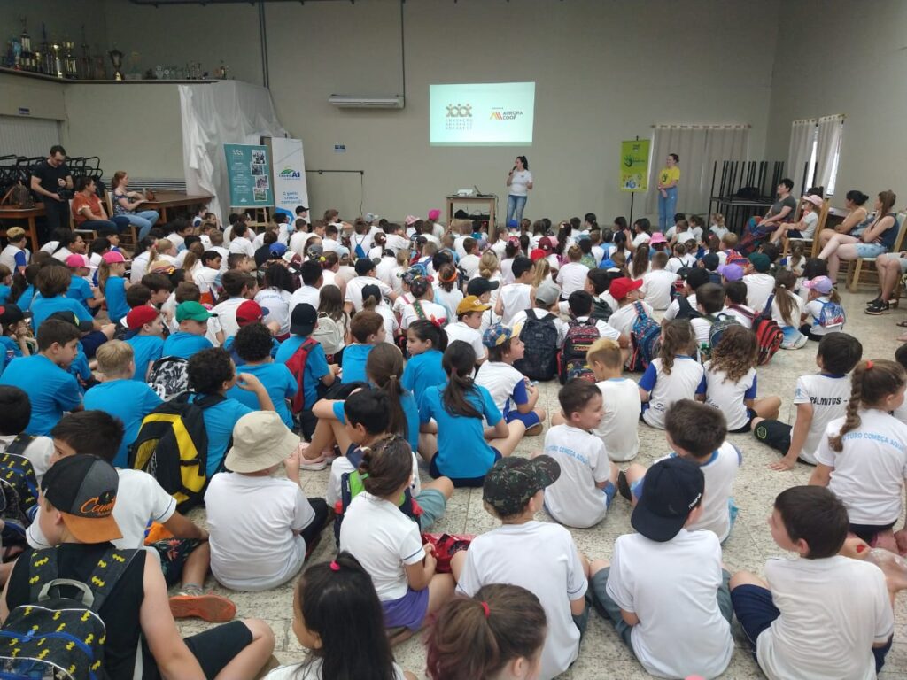 Ação cooperada realizada em Palmitos (SC)  reuniu cerca de 700 crianças.