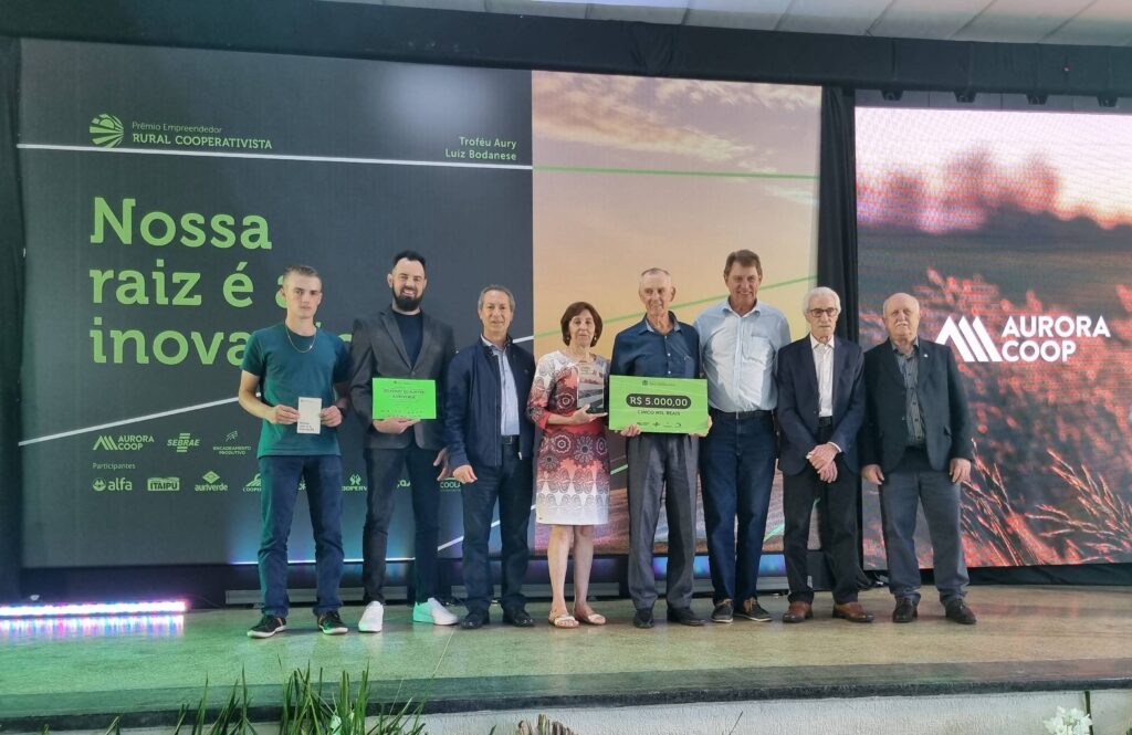 Famílias que apresentaram inovação no campo conquistaram o Troféu Aury Luiz Bodanese, juntamente com representantes da Aurora Coop e das cooperativas.