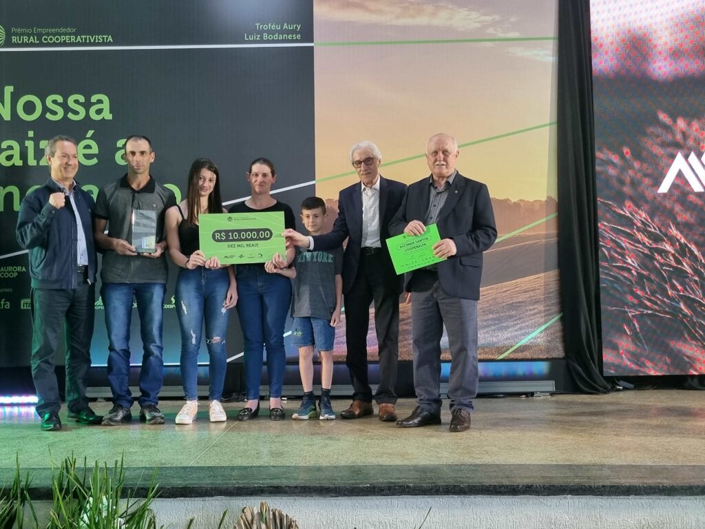 Inovação no campo: Alcimar Santin (2º lugar Troféu Aury Luiz Bodanese) e família com representantes da Aurora Coop e da Cooperalfa.