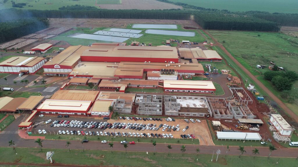 Atualmente, a unidade industrial tem uma área construída de 38.614,10 m², os quais serão ampliados em mais 9.543,24m². Os atuais 2.650 empregos diretos aumentarão para 3.600 postos de trabalho