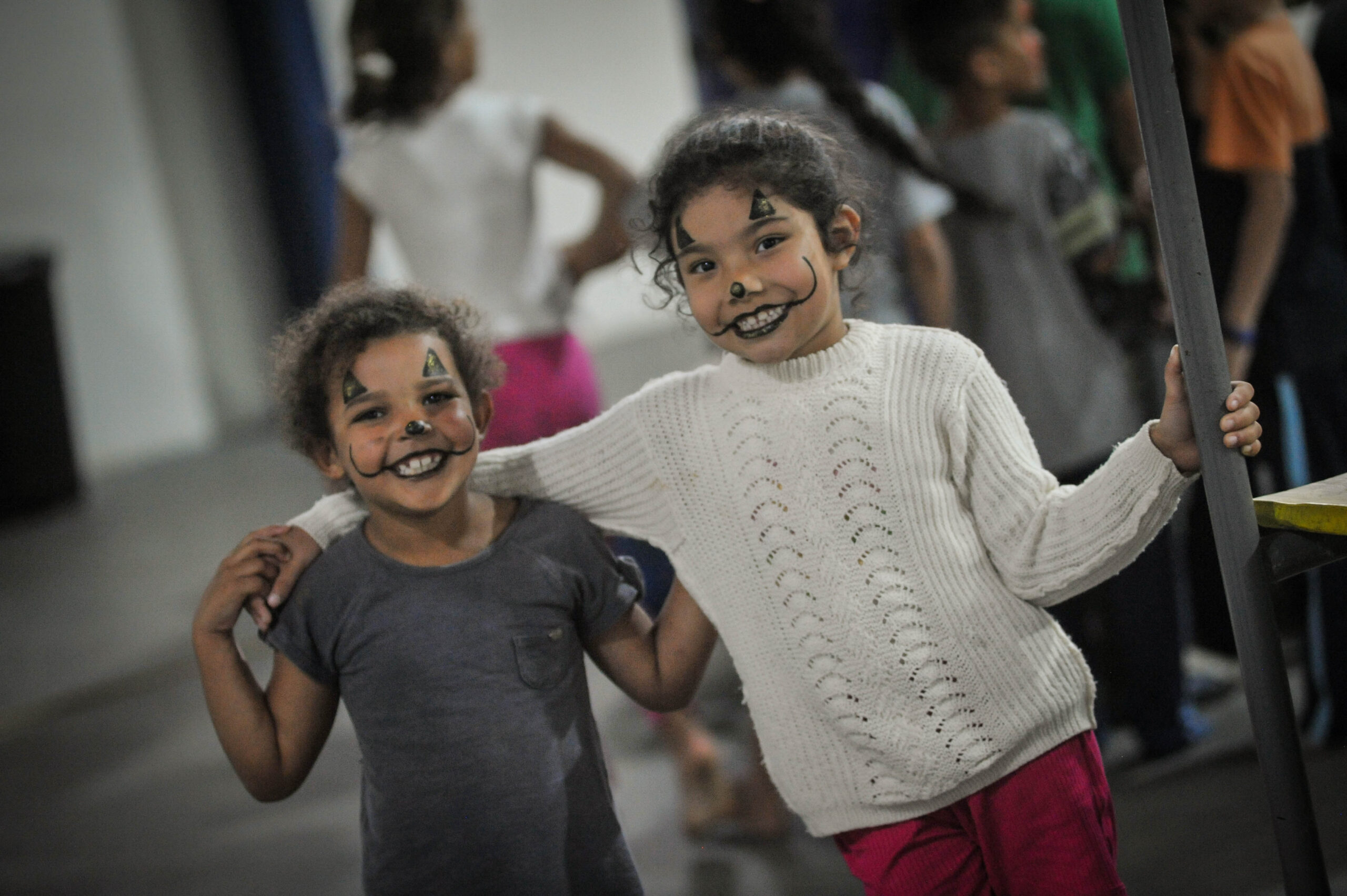 Cerca de 350 alunos da Escola Municipal Dr. Jahyr Lopes e educandos da Associação de Pais e Amigos dos Excepcionais de Castro (APAE) participaram de um dia de lazer com atividades recreativas e educacionais.